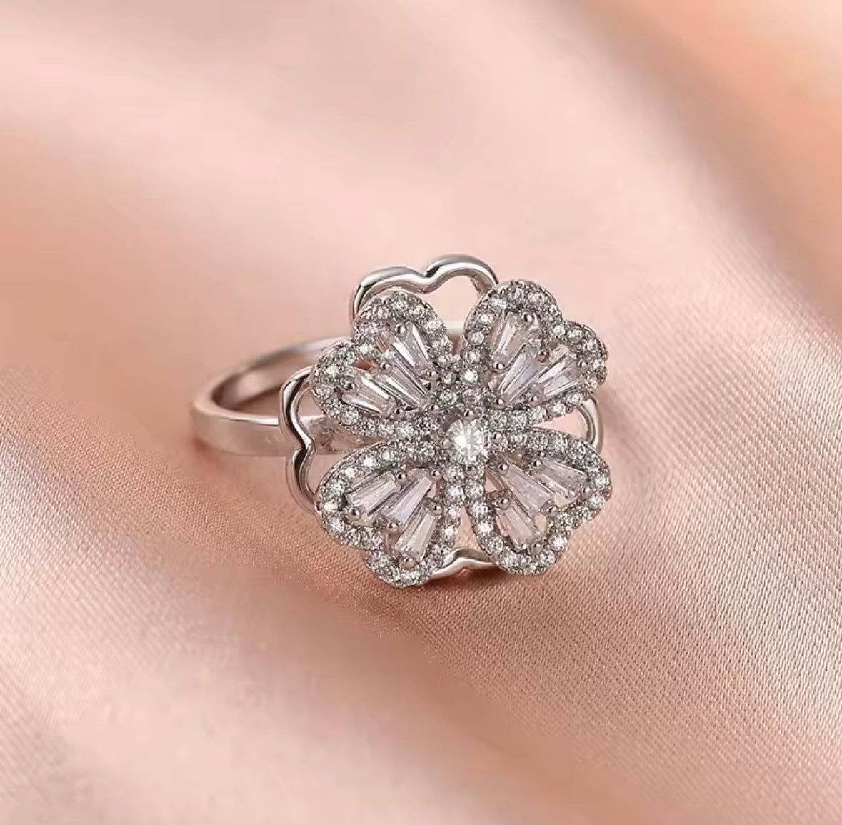 Lucky Clover Spinner Ring